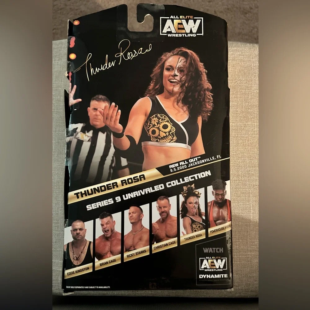 Thunder Rosa Autographed Unrivaled Collection Action Figure - Picture 3 of 3